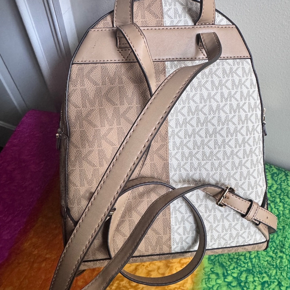 ♥️NWT Michael Kors Womens Rhea Zip Medium Backpack Vanilla Multi♥️ - Picture 5 of 12